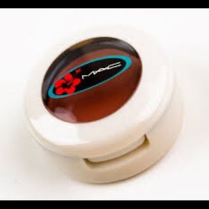 Set of 2- MAC LE SURF BABY COLLECTION. Saffron& Sun blonde eye shadows.